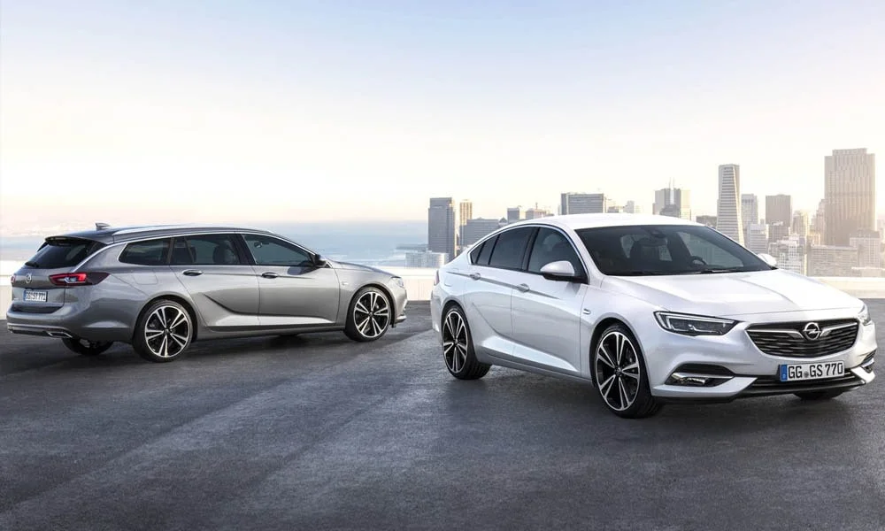 Фото Opel Insignia Grand Sport — вид спереди, фото 10. Серебристый кузов, строгая симметрия оптики — базовый ракурс знакомства с дизайном. Дневные ходовые огни включаются автоматически с запуском Opel Insignia Grand Sport — вид спереди, фото 10