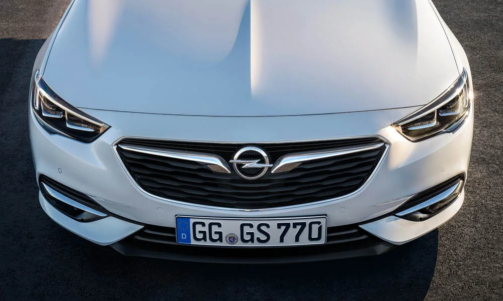 Фото Opel Insignia Grand Sport — вид спереди, фото 11. Оптика, решётка и бампер — первое впечатление о модели. Дневные ходовые огни включаются автоматически с запуском Opel Insignia Grand Sport — вид спереди, фото 11
