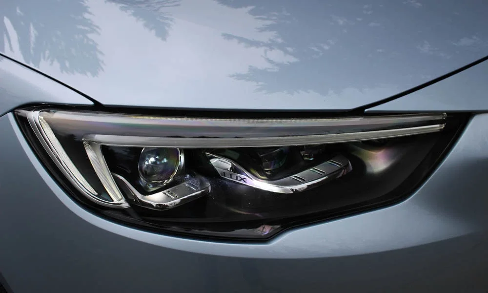 Фото Opel Insignia Grand Sport — передняя оптика. Линзы и секции ходовых огней крупным планом. Автоматический дальний свет сам переключается при встречном разъезде — есть у ряда версий Opel Insignia Grand Sport — передняя оптика