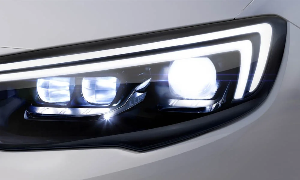 Фото Opel Insignia Grand Sport — передняя оптика, фото 2. Линзы и секции ходовых огней крупным планом. Автоматический дальний свет сам переключается при встречном разъезде — есть у ряда версий Opel Insignia Grand Sport — передняя оптика, фото 2
