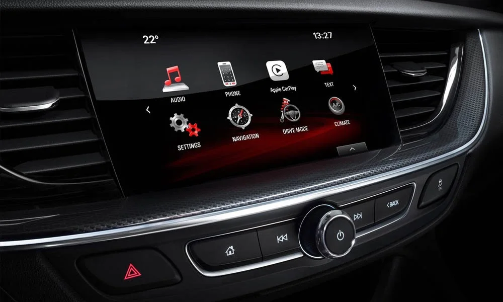 Фото Opel Insignia Grand Sport — экран мультимедиа. Интерфейс медиасистемы крупным планом. Быстрота отклика интерфейса важнее диагонали — оцените её на тест-драйве Opel Insignia Grand Sport — экран мультимедиа