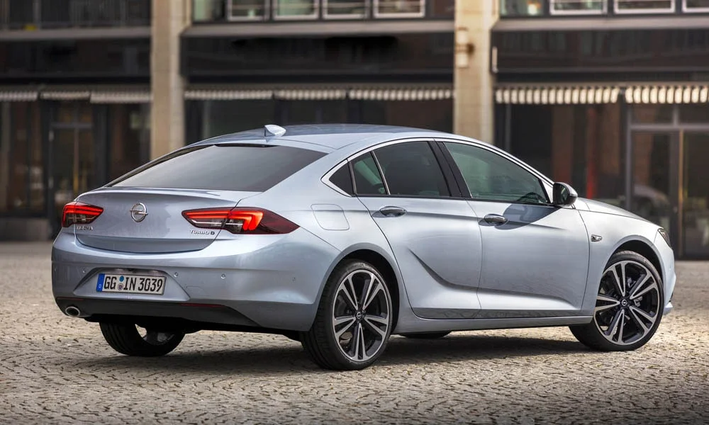 Фото Opel Insignia Grand Sport — вид сзади, фото 3. Графика фонарей, бампер и оформление пятой двери Opel Insignia Grand Sport — вид сзади, фото 3
