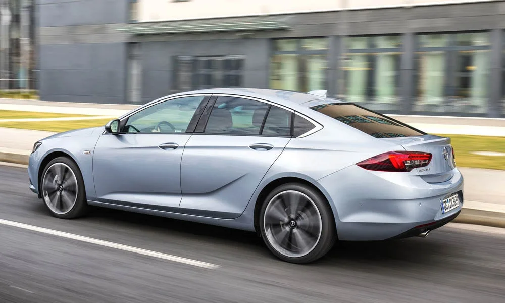 Фото Opel Insignia Grand Sport — вид сзади, фото 4. Графика фонарей, бампер и оформление пятой двери Opel Insignia Grand Sport — вид сзади, фото 4