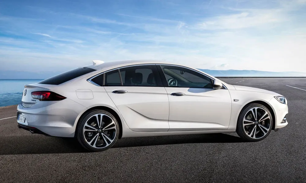 Фото Opel Insignia Grand Sport — вид сзади, фото 5. Линия крыши, стойки и задняя дверь в белом исполнении. Светодиодная полоса или раздельные секции — задняя оптика стала главным украшением кормы Opel Insignia Grand Sport — вид сзади, фото 5