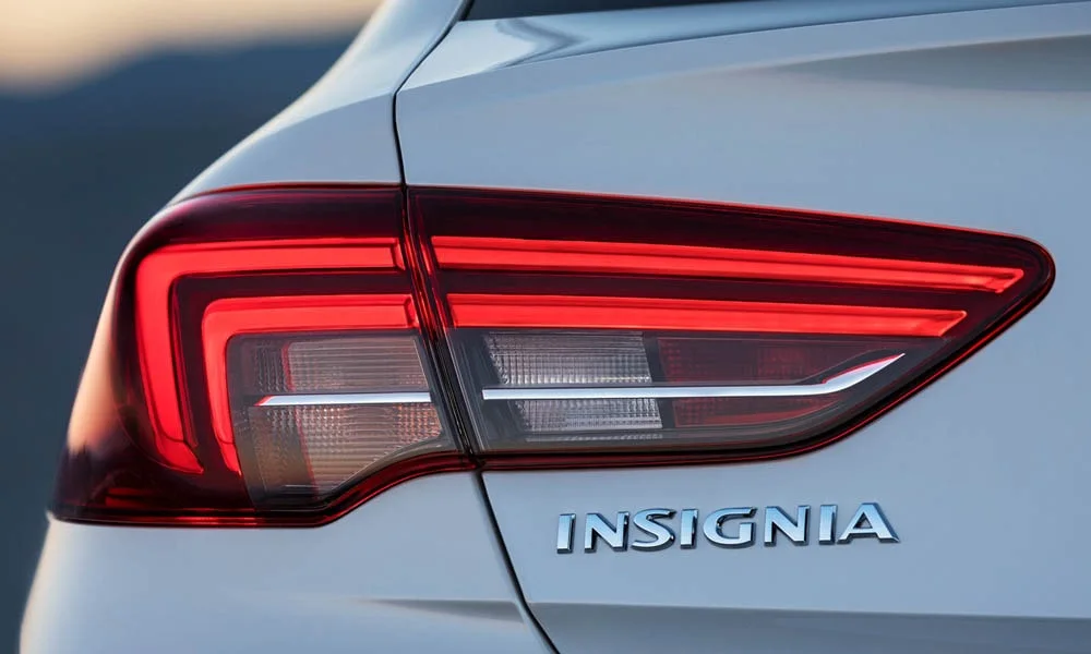 Фото Opel Insignia Grand Sport — вид сзади, фото 7. Графика фонарей, бампер и оформление пятой двери. Насадки выхлопа или их имитация внизу бампера различают версии Opel Insignia Grand Sport — вид сзади, фото 7