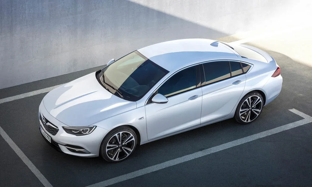 Фото Opel Insignia Grand Sport — крыша. Линия крыши и панорамное остекление с высоты. Панорамное стекло зрительно увеличивает салон; шторка спасает в жару Opel Insignia Grand Sport — крыша