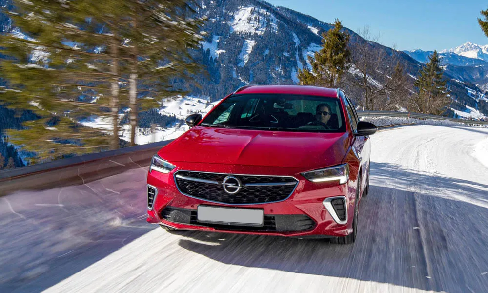Opel Insignia Sports Tourer (2024) — вид спереди, фото 3