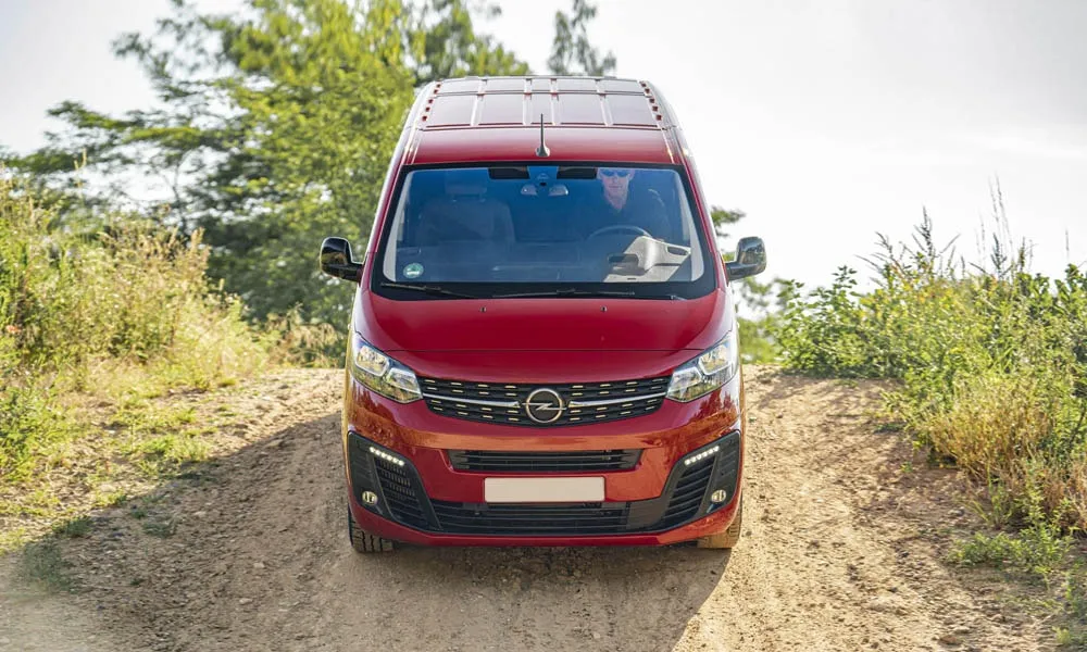 Opel Vivaro — вид спереди, фото 3