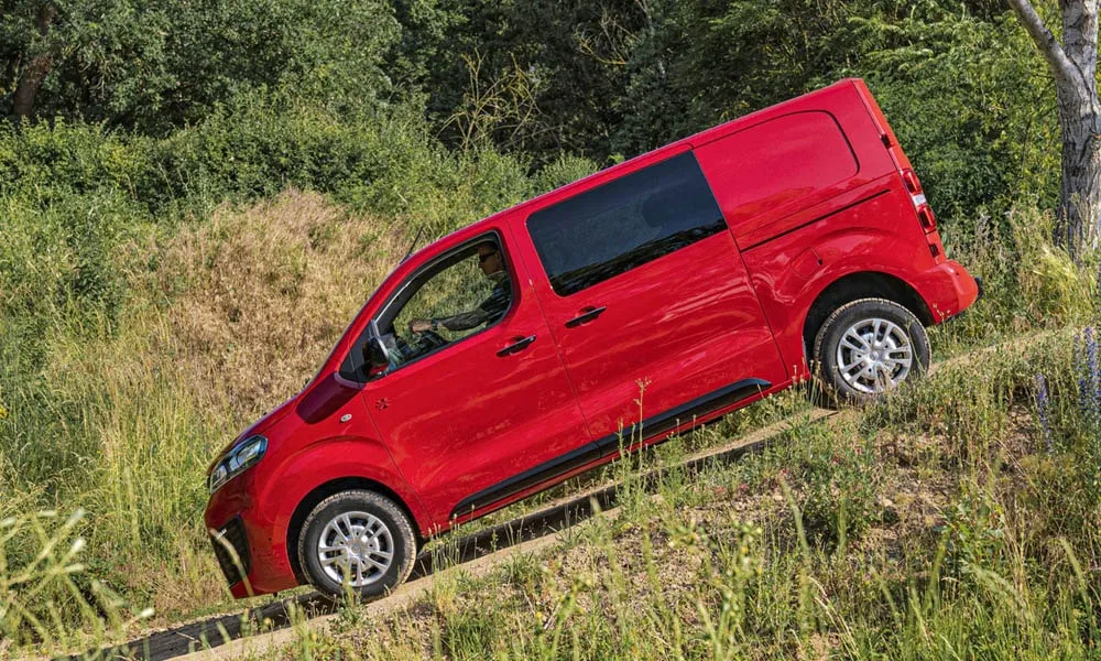 Opel Vivaro — вид сбоку