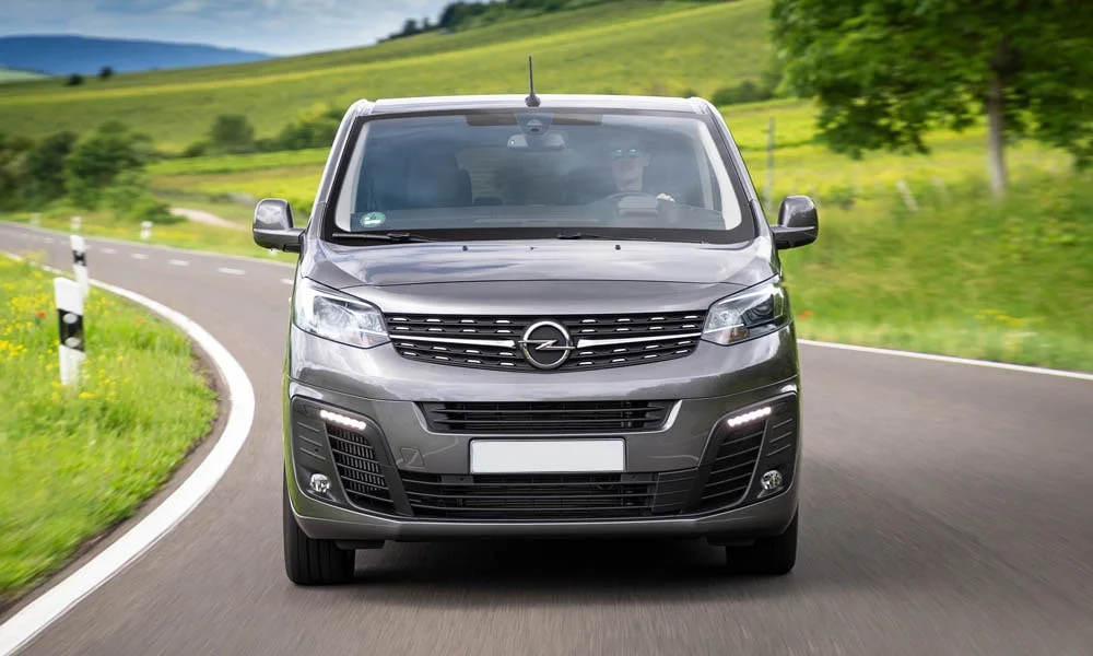 Opel Zafira Life — вид спереди, фото 3