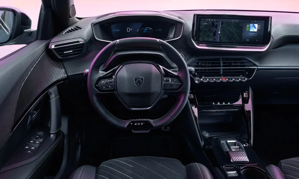 Фото Peugeot 2008 (2024) — передняя панель. Передняя панель в тёмной отделке: расположение экранов и дефлекторов. Мягкие материалы верхнего яруса и вставки задают уровень интерьера Peugeot 2008 (2024) — передняя панель