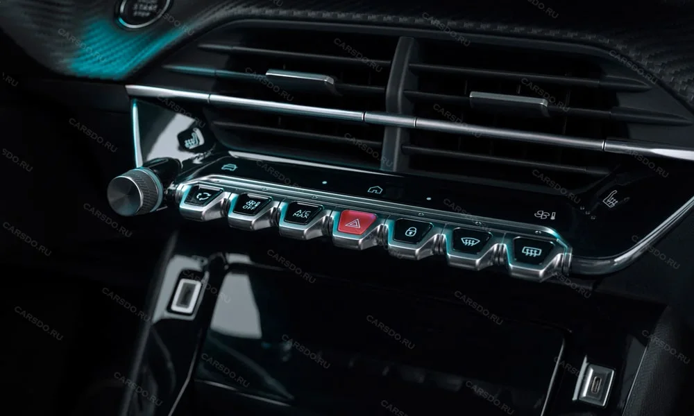 Фото Peugeot 208 — блок климат-контроля. Физические клавиши температуры и обдува. Отдельные клавиши климата удобнее сенсорных меню в движении Peugeot 208 — блок климат-контроля