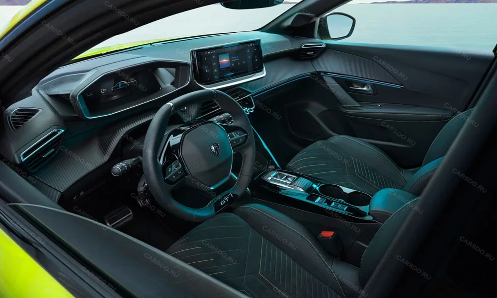 Фото Peugeot 208 — передняя панель. Компоновка экранов, дефлекторов и консоли. Мягкие материалы верхнего яруса и вставки задают уровень интерьера Peugeot 208 — передняя панель