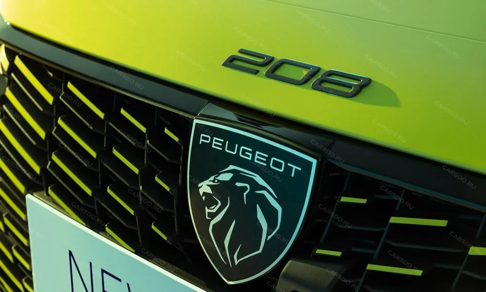 Фото Peugeot 208 — решётка радиатора, фото 2. Фирменный рисунок облицовки — визитная карточка марки. За решёткой у многих комплектаций стоит радар адаптивного круиз-контроля Peugeot 208 — решётка радиатора, фото 2