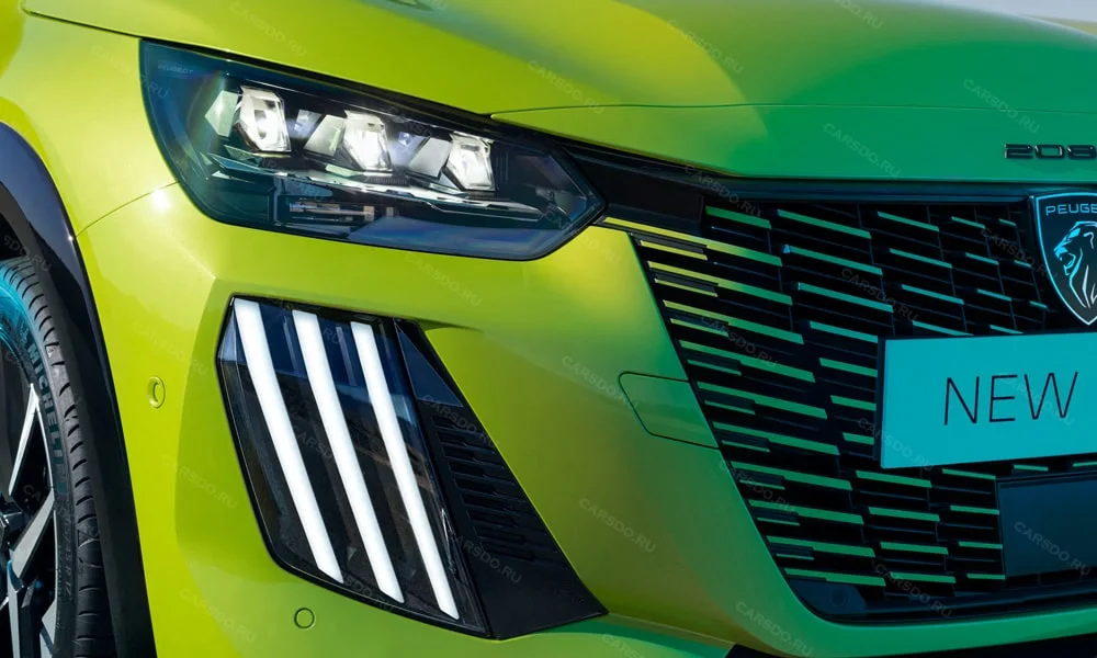 Фото Peugeot 208 — решётка радиатора, фото 3. Фирменный рисунок облицовки — визитная карточка марки. Активные жалюзи за решёткой закрываются на трассе ради аэродинамики — есть у ряда моделей Peugeot 208 — решётка радиатора, фото 3