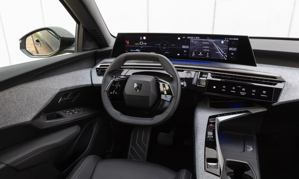 Фото Peugeot 3008 (2024) — передняя панель. Компоновка экранов, дефлекторов и консоли. Мягкие материалы верхнего яруса и вставки задают уровень интерьера Peugeot 3008 (2024) — передняя панель