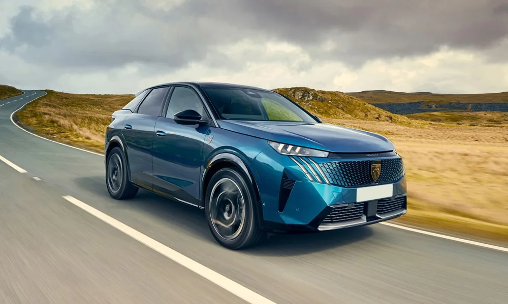 Фото Peugeot 3008 (2024) — вид спереди, фото 5. Оптика, решётка и бампер — первое впечатление о модели. Дневные ходовые огни включаются автоматически с запуском Peugeot 3008 (2024) — вид спереди, фото 5