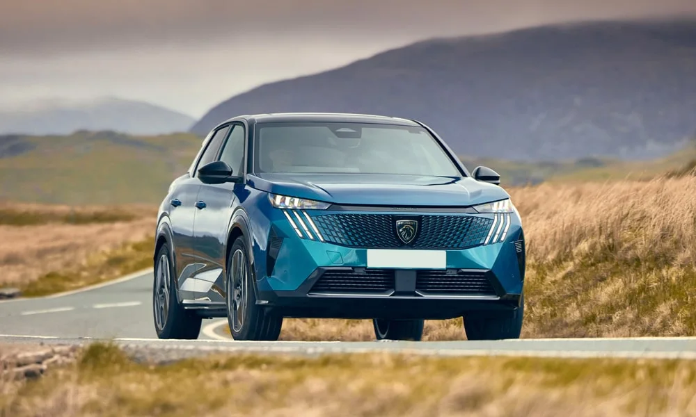 Фото Peugeot 3008 (2024) — вид спереди, фото 6. Синий кузов, строгая симметрия оптики — базовый ракурс знакомства с дизайном. Дневные ходовые огни включаются автоматически с запуском Peugeot 3008 (2024) — вид спереди, фото 6