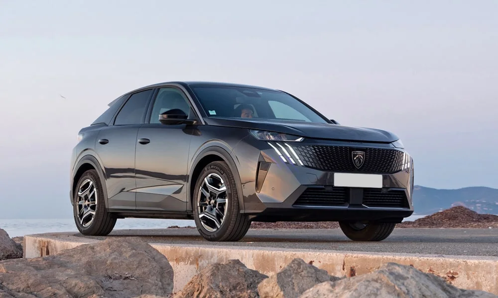 Фото Peugeot 3008 (2024) — вид спереди, фото 7. Анфас: пропорции капота, посадка кузова и графика ходовых огней. Рисунок ходовых огней — подпись модели, по нему её узнают в потоке Peugeot 3008 (2024) — вид спереди, фото 7