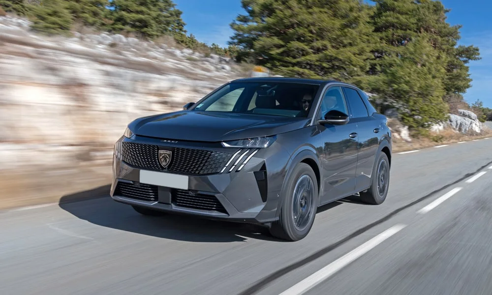 Фото Peugeot 3008 (2024) — вид спереди, фото 8. Анфас: пропорции капота, посадка кузова и графика ходовых огней. Рисунок ходовых огней — подпись модели, по нему её узнают в потоке Peugeot 3008 (2024) — вид спереди, фото 8