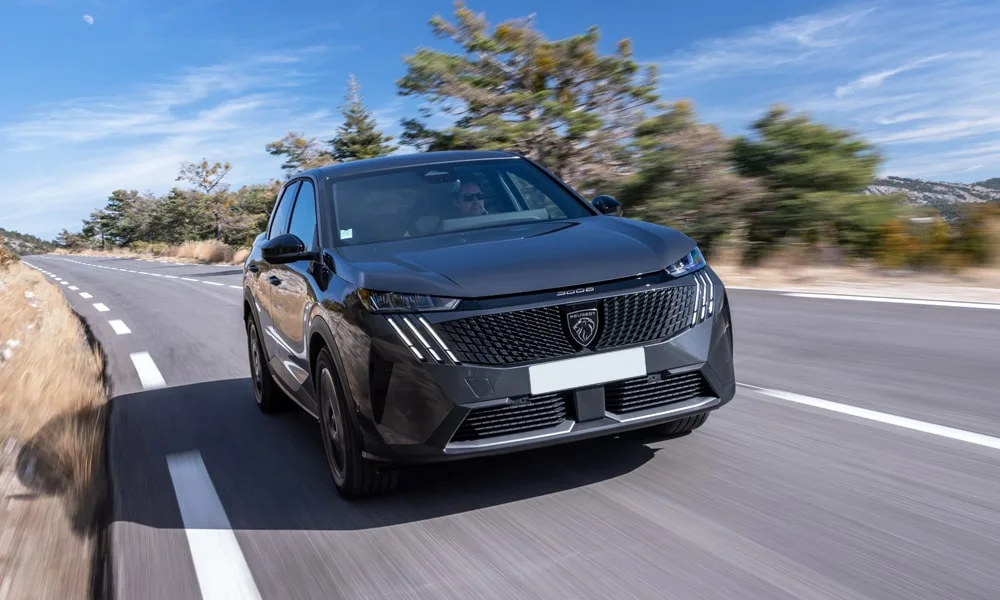 Фото Peugeot 3008 (2024) — вид спереди, фото 9. Передок в чёрном исполнении — крупная светотехника и выразительный бампер. Дневные ходовые огни включаются автоматически с запуском Peugeot 3008 (2024) — вид спереди, фото 9