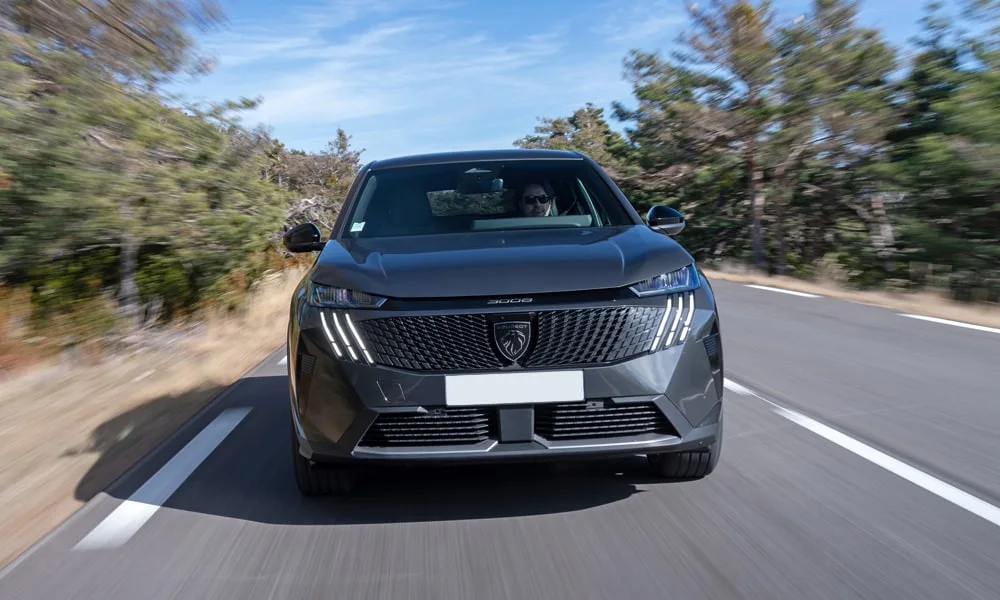 Фото Peugeot 3008 (2024) — вид спереди, фото 10. Оптика, решётка и бампер — первое впечатление о модели. Рисунок ходовых огней — подпись модели, по нему её узнают в потоке Peugeot 3008 (2024) — вид спереди, фото 10