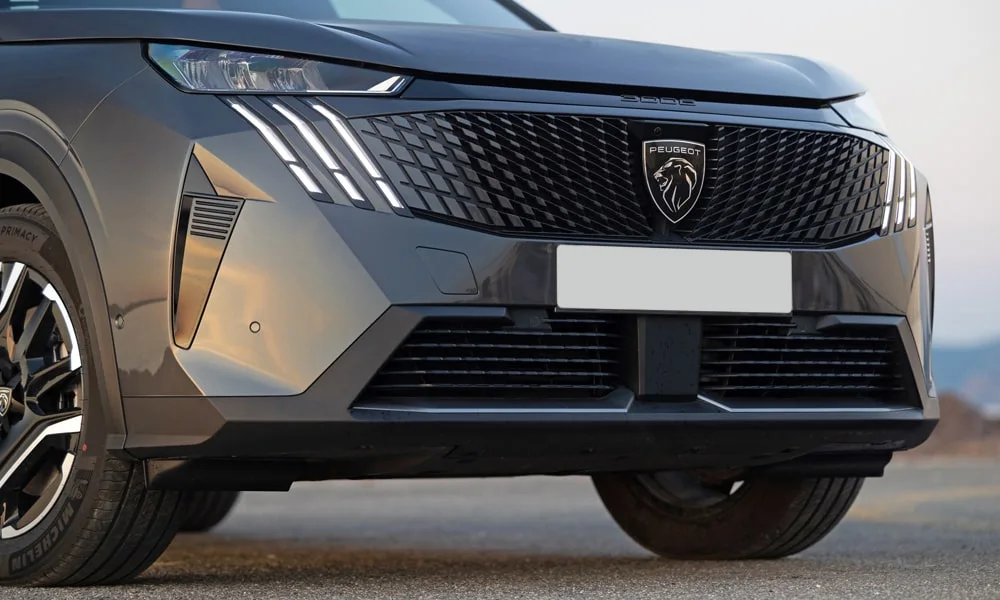 Фото Peugeot 3008 (2024) — вид спереди, фото 11. Оптика, решётка и бампер — первое впечатление о модели. Рисунок ходовых огней — подпись модели, по нему её узнают в потоке Peugeot 3008 (2024) — вид спереди, фото 11