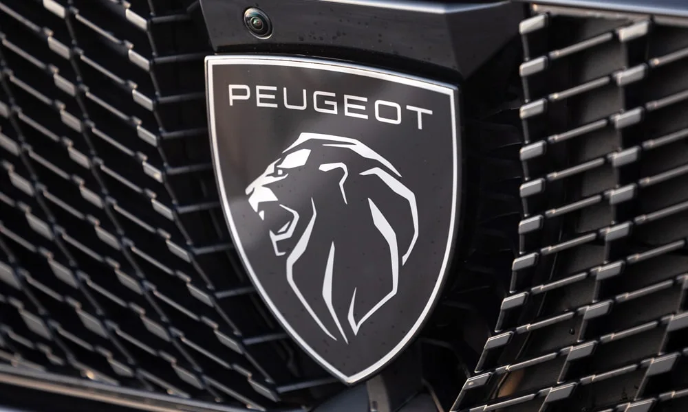 Фото Peugeot 3008 (2024) — решётка радиатора. Рисунок решётки: сетка, ламели или глухая панель у электроверсий. Активные жалюзи за решёткой закрываются на трассе ради аэродинамики — есть у ряда моделей Peugeot 3008 (2024) — решётка радиатора