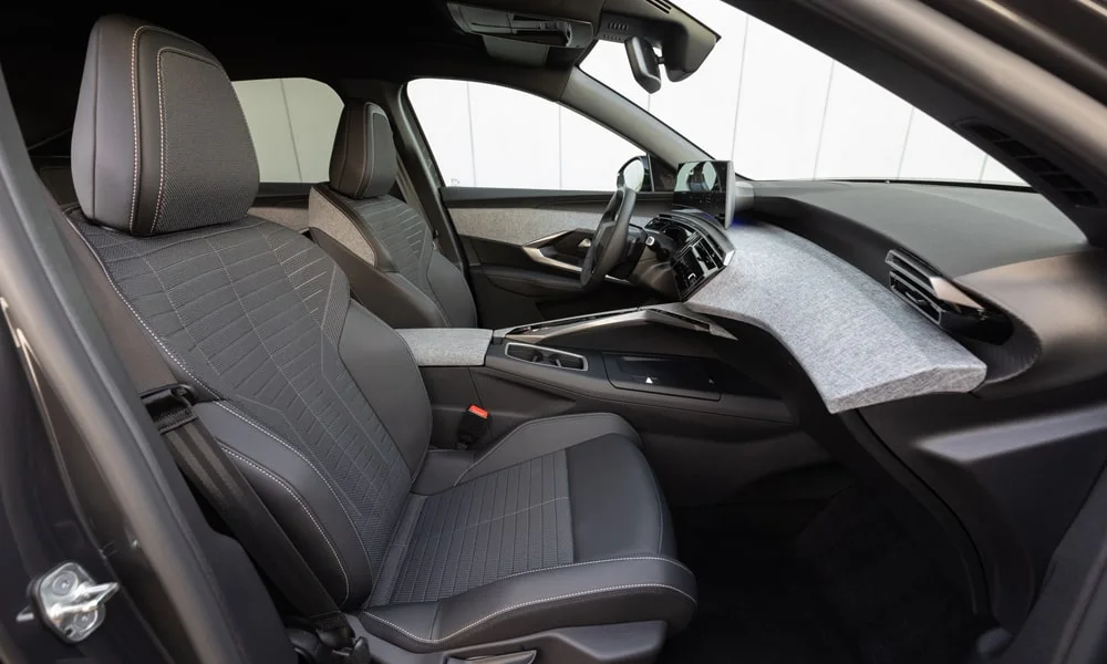 Фото Peugeot 3008 (2024) — интерьер. Общий план салона: архитектура панели, консоль и кресла. Уровень отделки читается по стыкам панелей и мягким поверхностям в зонах касания Peugeot 3008 (2024) — интерьер