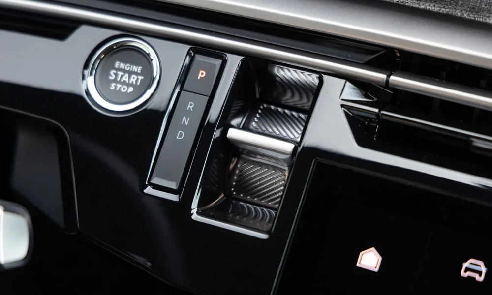 Фото Peugeot 3008 (2024) — интерьер, фото 2. Общий план салона: архитектура панели, консоль и кресла. Уровень отделки читается по стыкам панелей и мягким поверхностям в зонах касания Peugeot 3008 (2024) — интерьер, фото 2