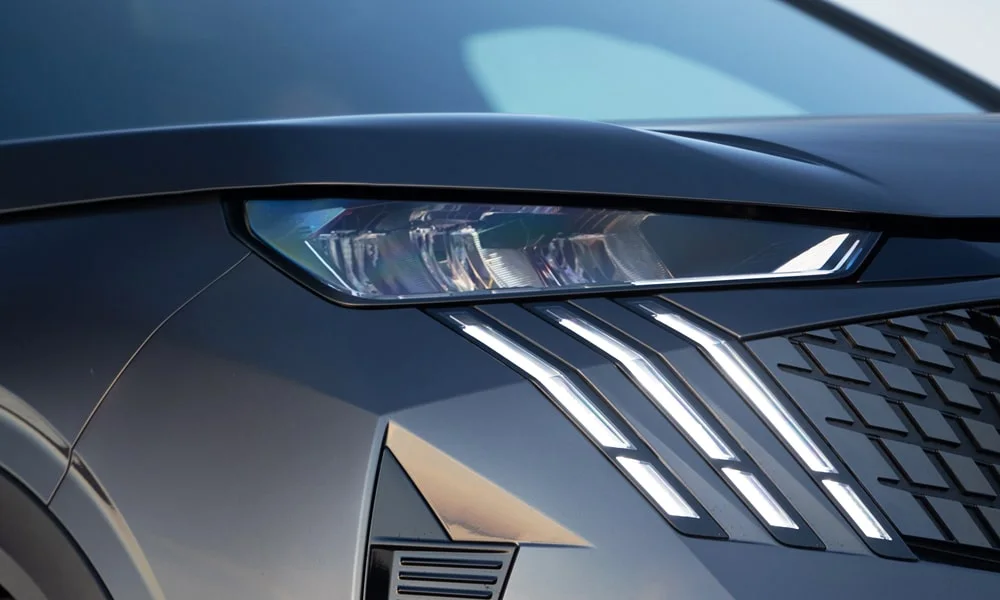 Фото Peugeot 3008 (2024) — интерьер, фото 3. Общий план салона: архитектура панели, консоль и кресла. Уровень отделки читается по стыкам панелей и мягким поверхностям в зонах касания Peugeot 3008 (2024) — интерьер, фото 3
