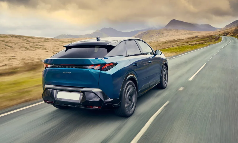 Фото Peugeot 3008 (2024) — вид сзади, фото 3. Графика фонарей, бампер и оформление пятой двери Peugeot 3008 (2024) — вид сзади, фото 3