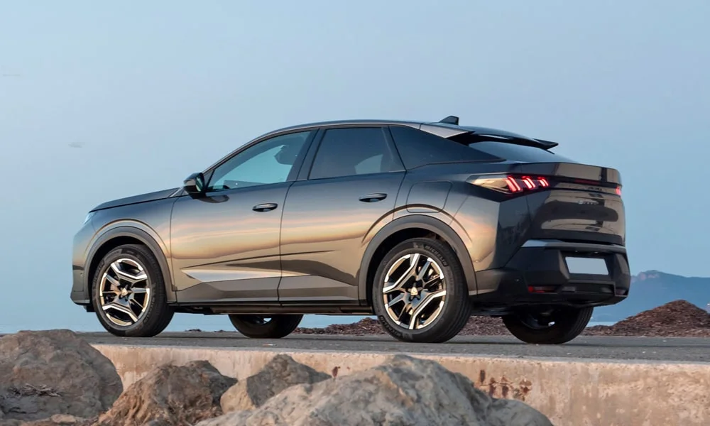 Фото Peugeot 3008 (2024) — вид сзади, фото 5. Линия крыши, стойки и задняя дверь в сером исполнении. Светодиодная полоса или раздельные секции — задняя оптика стала главным украшением кормы Peugeot 3008 (2024) — вид сзади, фото 5