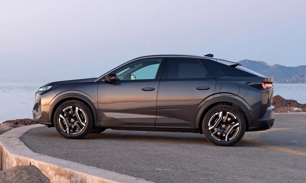 Фото Peugeot 3008 (2024) — вид сзади, фото 6. Линия крыши, стойки и задняя дверь в сером исполнении Peugeot 3008 (2024) — вид сзади, фото 6