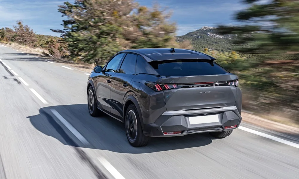 Фото Peugeot 3008 (2024) — вид сзади, фото 7. Корма в сером цвете: графика фонарей и пластика пятой двери. Светодиодная полоса или раздельные секции — задняя оптика стала главным украшением кормы Peugeot 3008 (2024) — вид сзади, фото 7