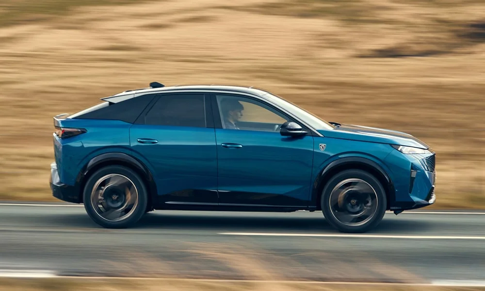 Фото Peugeot 3008 (2024) — вид сбоку, фото 2. Сбоку читаются линия остекления и характер выштамповок на синем кузове. Хромированные или чёрные молдинги окон отличают комплектации Peugeot 3008 (2024) — вид сбоку, фото 2