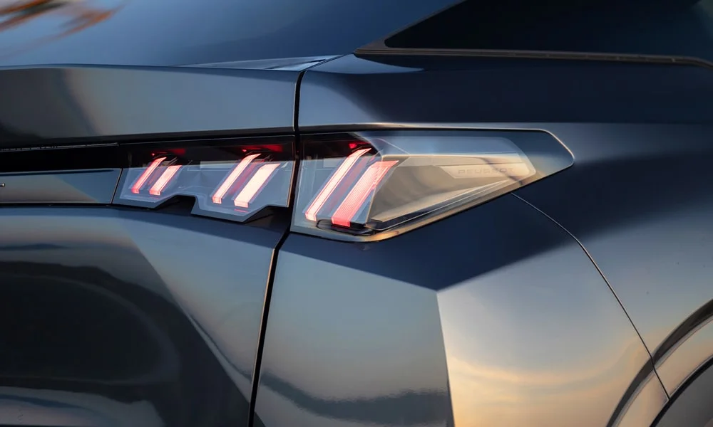 Фото Peugeot 3008 (2024) — задние фонари. Графика секций крупным планом — ночная подпись модели. Динамические поворотники с бегущей индикацией встречаются в старших комплектациях Peugeot 3008 (2024) — задние фонари