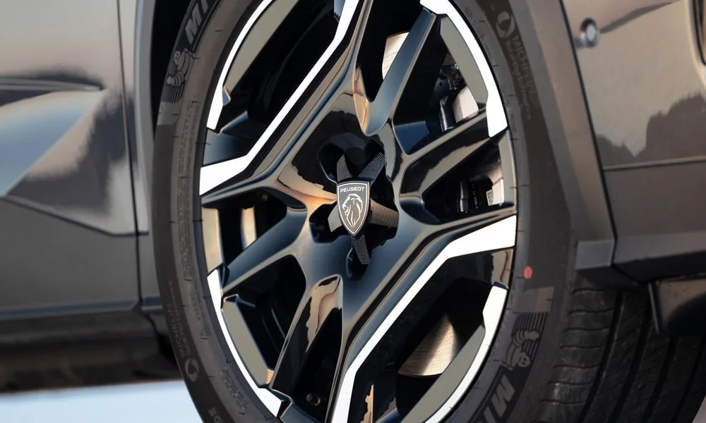 Фото Peugeot 3008 (2024) — колесо и диск. Дизайн спиц и профиль резины крупным планом. Рекомендованные размеры шин и давление — на табличке в проёме водительской двери Peugeot 3008 (2024) — колесо и диск