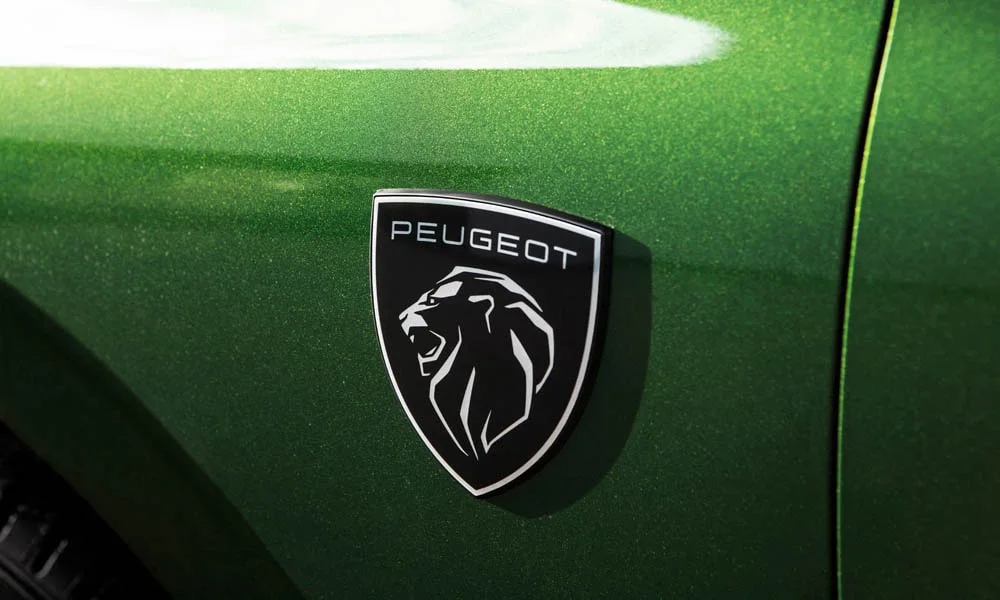 Фото Peugeot 308 — эмблема. Фирменный шильдик на кузове — знак принадлежности к марке Peugeot 308 — эмблема