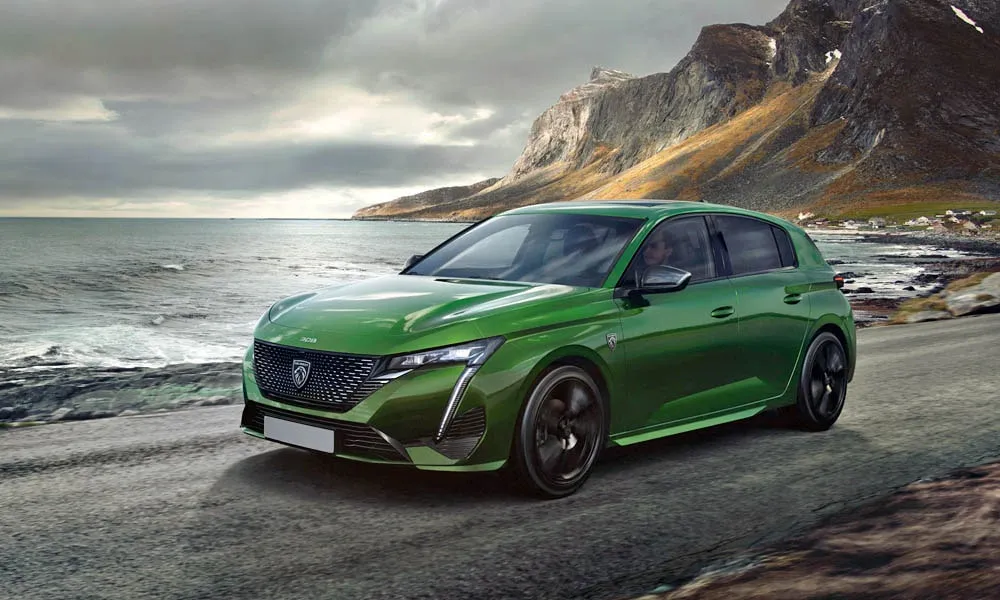 Фото Peugeot 308 — вид спереди, фото 4. Зелёный кузов, строгая симметрия оптики — базовый ракурс знакомства с дизайном. Дневные ходовые огни включаются автоматически с запуском Peugeot 308 — вид спереди, фото 4
