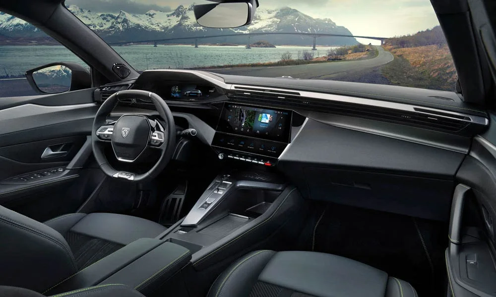 Фото Peugeot 308 — интерьер. Общий план салона: архитектура панели, консоль и кресла. Светлая гамма зрительно расширяет салон, тёмная — практичнее в уходе Peugeot 308 — интерьер