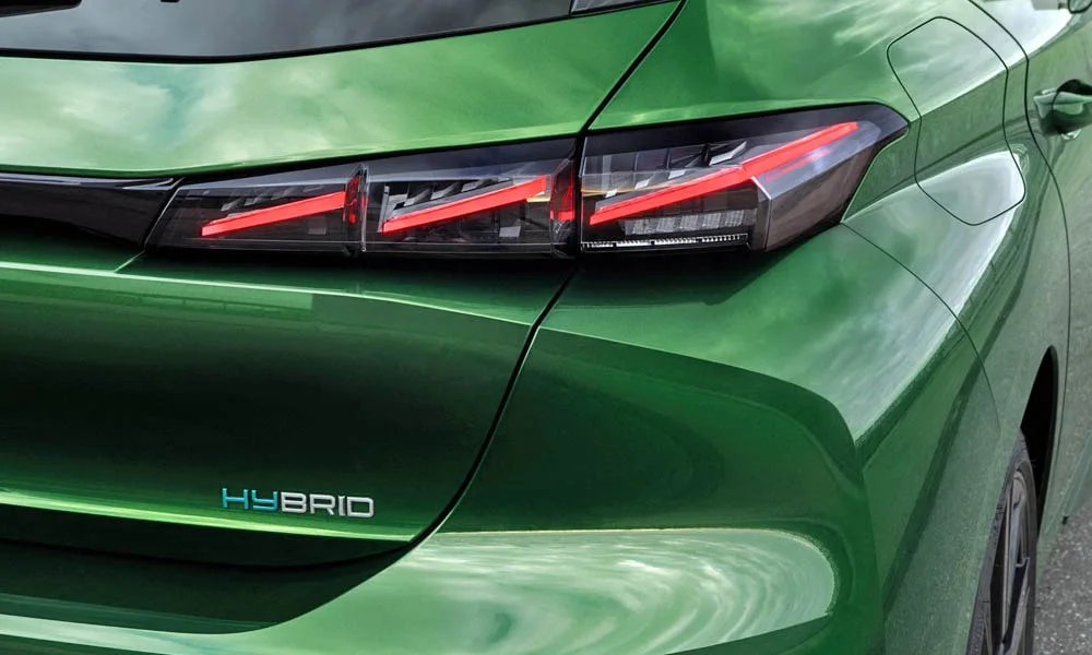 Фото Peugeot 308 — вид сзади, фото 5. Корма в зелёном цвете: графика фонарей и пластика пятой двери. Насадки выхлопа или их имитация внизу бампера различают версии Peugeot 308 — вид сзади, фото 5