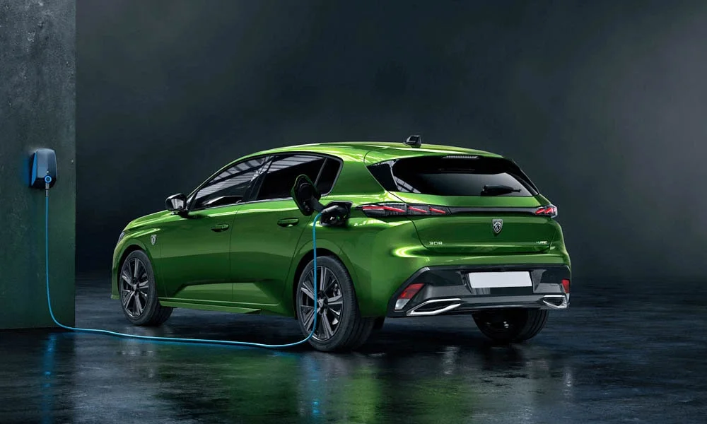 Фото Peugeot 308 — вид сзади, фото 7. Зелёный кузов сзади — фонари и бампер определяют ночной образ модели Peugeot 308 — вид сзади, фото 7