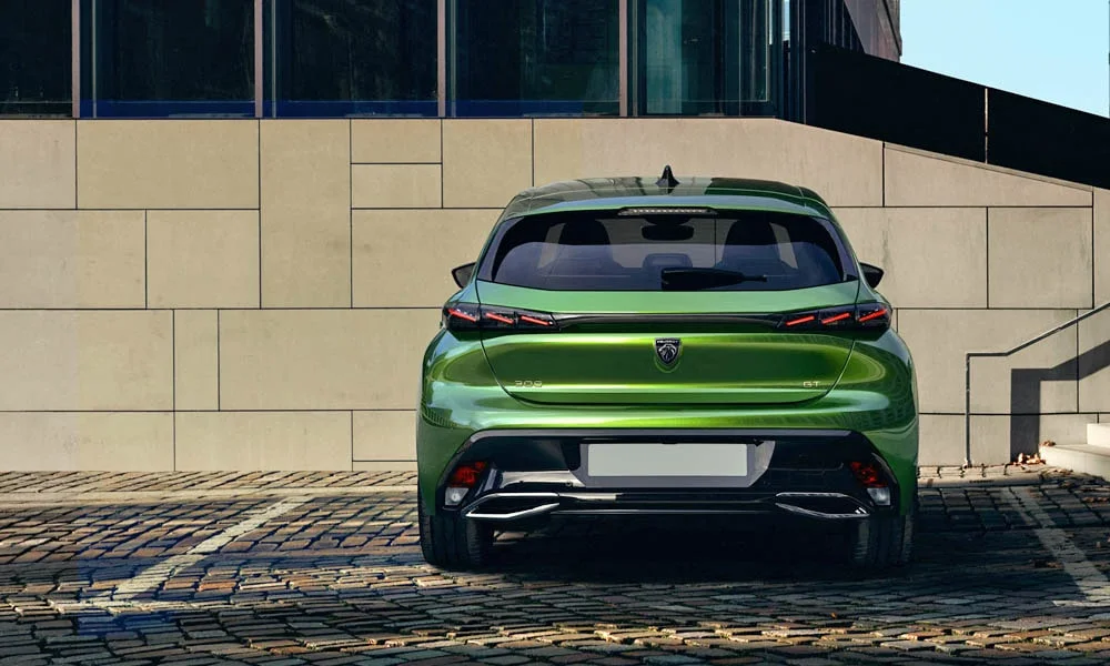 Фото Peugeot 308 — вид сзади, фото 10. Зелёный кузов сзади — фонари и бампер определяют ночной образ модели. Насадки выхлопа или их имитация внизу бампера различают версии Peugeot 308 — вид сзади, фото 10