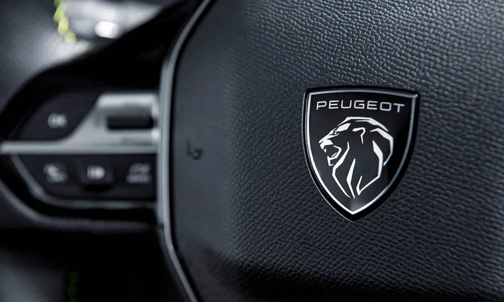 Фото Peugeot 308 — руль. Обшивка обода и компоновка спиц крупным планом. Обогрев обода — опция, которую оценят зимой Peugeot 308 — руль