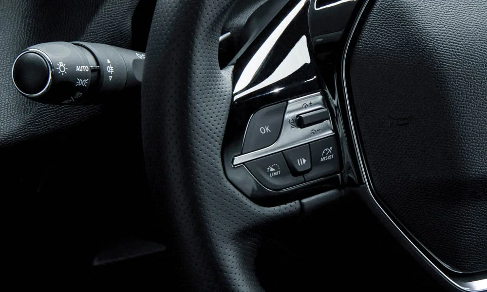 Фото Peugeot 308 — руль, фото 2. Обшивка обода и компоновка спиц крупным планом. Правильная посадка: руки на «9 и 3», приборы читаются поверх обода Peugeot 308 — руль, фото 2