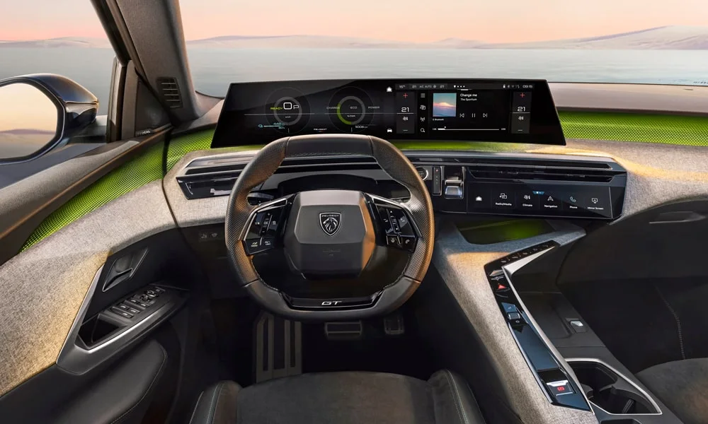 Фото Peugeot 5008 (2024) — передняя панель. Компоновка экранов, дефлекторов и консоли. Мягкие материалы верхнего яруса и вставки задают уровень интерьера Peugeot 5008 (2024) — передняя панель