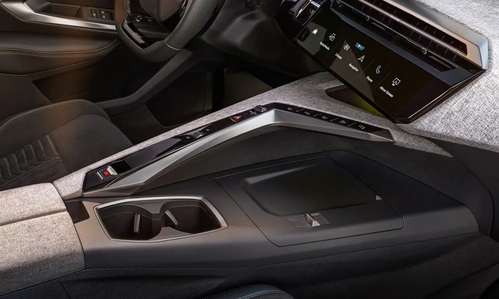 Фото Peugeot 5008 (2024) — интерьер. Общий план салона: архитектура панели, консоль и кресла Peugeot 5008 (2024) — интерьер