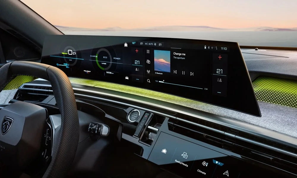 Фото Peugeot 5008 (2024) — экран мультимедиа, фото 2. Интерфейс медиасистемы крупным планом. Быстрота отклика интерфейса важнее диагонали — оцените её на тест-драйве Peugeot 5008 (2024) — экран мультимедиа, фото 2