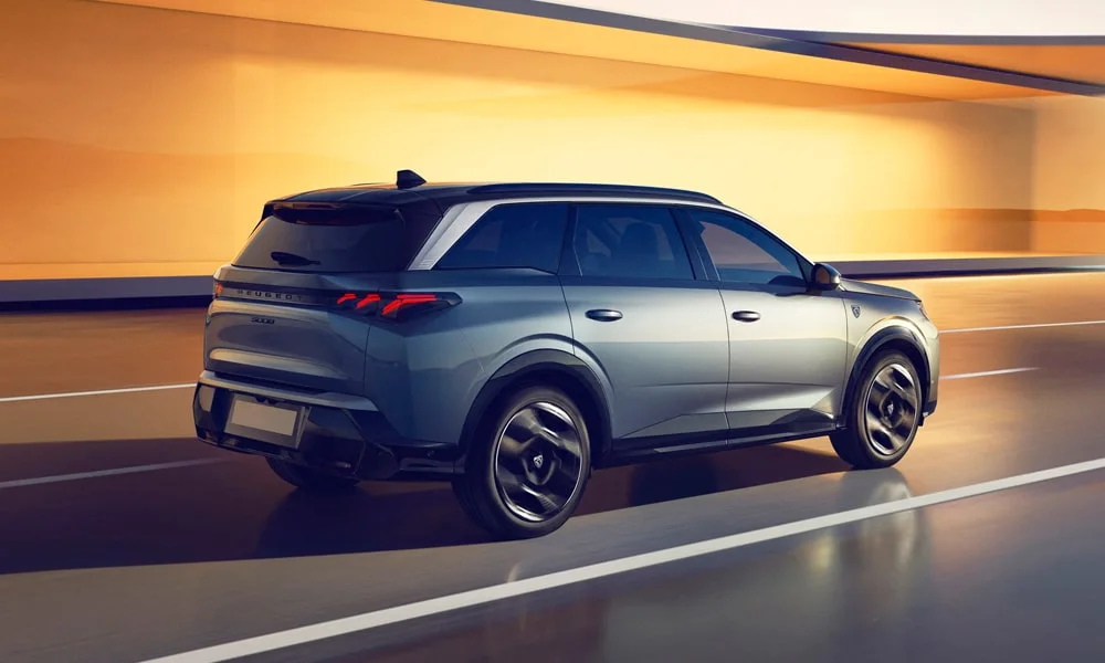 Фото Peugeot 5008 (2024) — вид сзади, фото 5. Линия крыши, стойки и задняя дверь в сером исполнении. Светодиодная полоса или раздельные секции — задняя оптика стала главным украшением кормы Peugeot 5008 (2024) — вид сзади, фото 5